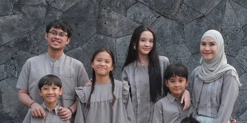 Potret Cantik Awet Muda Zaskia Adya Mecca Bareng 5 Anaknya, Kompaki Pakai Outfit Sarimbit di Depan Rumah Raditya Dika