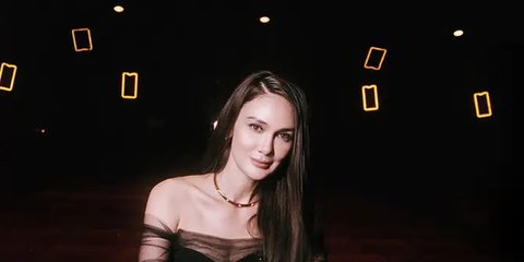 6 Potret Cantik Luna Maya Tampil di gala Premiere Film 'JALAN PULANG', Anggun dalam Balutan Gaun Hitam dengan Rambut Lurus Digerai
