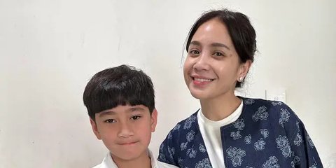 Momen Nagita Slavina Temani Rafathar Terima Penghargaan di Sekolah Tanpa Makeup, Cuma Pakai Outer Harga Rp400.000