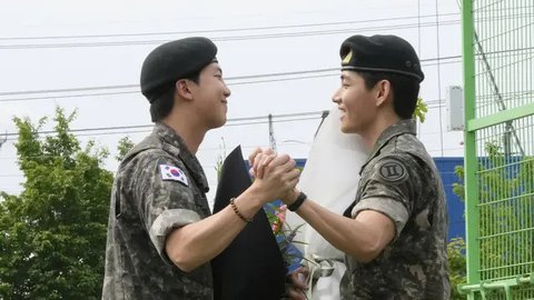 Potret Terbaru RM dan V BTS Pulang Wajib Militer, Tampan & Gagah Berseragam Loreng dengan Baret Hitam