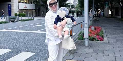 5 Potret Syahrini Rayakan Lebaran Idulaha di Jepang, Pakai Outfit Serba Putih Sambil Tenteng Tas Mewah Seharga Mobil Listrik Mewah