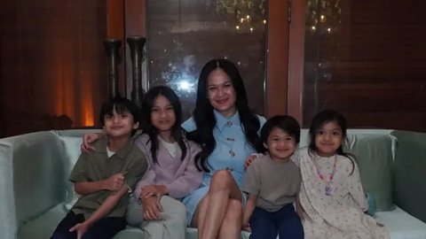 7 Potret Cantik Awet Muda Donna Harun Bareng 4 Cucunya, Sering Ajak Jalan-Jalan dan Habiskan Waktu Bareng