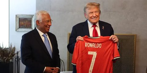 Donald Trump Pamer Jersey Hadiah dari Cristiano Ronaldo: Ada Pesan yang Isinya Bikin Terenyuh
