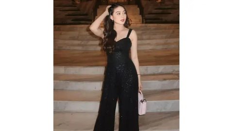4 Potret Cantik Natasha Wilona Kondangan, Tampil Elegan dengan Jumpsuit Payet Sambil Gandeng Sosok Spesial