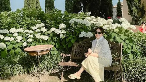 Sederhana Tetap Terlihat Elegan, Potret  Nagita Slavina Pakai Sandal Jepit  saat Liburan di Italia