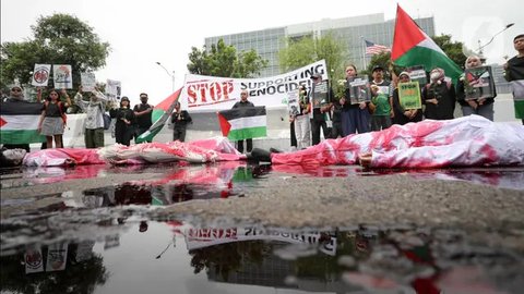 FOTO: Geruduk Kedubes AS, Aktivis Greenpeace Indonesia Tuntut Genosida di Jalur Gaza Dihentikan