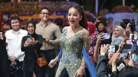 5 Potret Olla Ramlan Tampil Nyentrik di Ngunduh Mantu Al Ghazali, Cantik Menawan Pakai Kebaya dengan Bawahan Celana Panjang