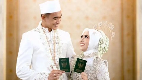 5 Potret Rizky Ridho di Momen Akad Nikah, dari Super Tegang Depan Penghulu hingga Lega saat Pamer Buku Nikah