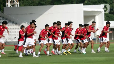 FOTO: Jelang Piala AFF U-23 2025, Garuda Muda Gelar Latihan Terbuka di Stadion Madya GBK