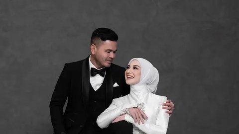 Cantik dan Elegan, Potret Irish Bella Bersama Keluarga Berikan Inspirasi Outfit Formal