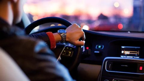 Kok Bisa, Istri Ketinggalan di Pom Bensin Suami Terlalu Asyik Nyetir Baru Sadar Setelah 300 Km