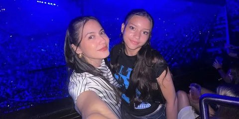 FOTO: Momen Seru Pevita Pearce dan Adik Nonton Konser Billie Eilish di London, Gaya Berpakaian Jadi Sorotan