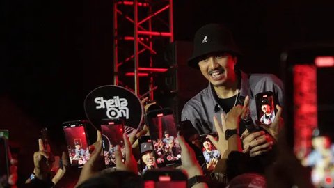 Ribuan Penggemar Berbagai Kalangan Usia, Penampilan Sheila On 7 Bikin Terpukau Penonton di Sky Avenue 2025
