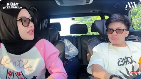Hari Pertama Antar Ameena, Outfit Kasual Aurel Hermansyah Jadi Sorotan