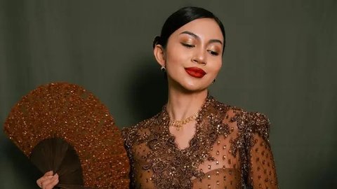 Potret Detail Kebaya Ariel Tatum di Hari Kebaya Nasional 2025, Pancarkan Aura Elegan