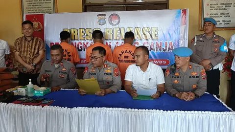 Ayah dan Anak Kompak Tertunduk Lesu Usai Ditangkap Polisi Selundupkan 44 Kg Ganja dari Sumut ke Jakarta