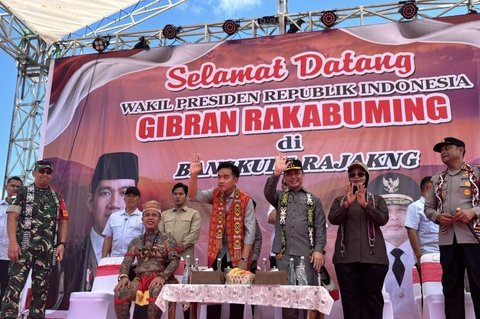 Merasa Seperti Keluarga, Gibran Sambangi Pasukan Merah di Mempawah: Kunjungan Perdana Penuh Kehangatan