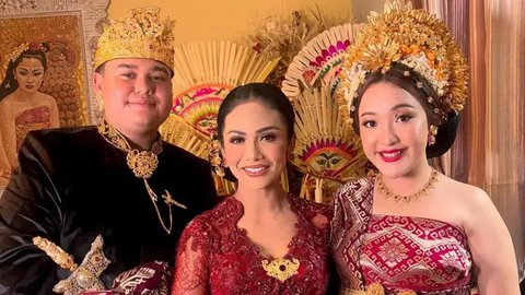 Cantik dan Menawan, Potret Krisdayanti Tampil Mengenakan Kebaya Brokat Merah Bali saat Hadiri Pernikahan Kakak Sarah Menzel
