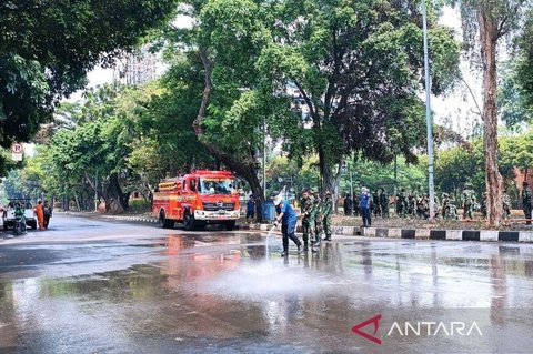 Fakta Unik: Petugas Damkar Lakukan Penyemprotan Jalan Mako Brimob, Hilangkan Sisa Gas Air Mata Pasca Kerusuhan