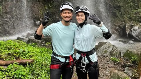 Potret Mesra Henny Rahman dan Alvin Faiz Saat Mendaki Gunung Merbabu