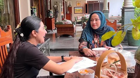 Intip 5 Potret Teras Semi Terbuka Camelia Malik Bernuansa Klasik dan Tropis