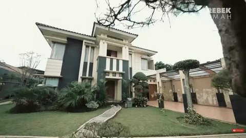 7 Foto Teras Depan Rumah Narji, Tampilkan Kesan Elegan dan Hangat