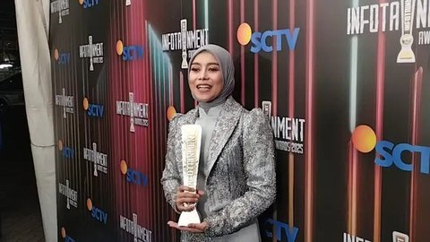 Dapat Penghargaan Gorgeous Mom 2025, Lesti Kejora Ungkap Peran Penting Rizky Billar