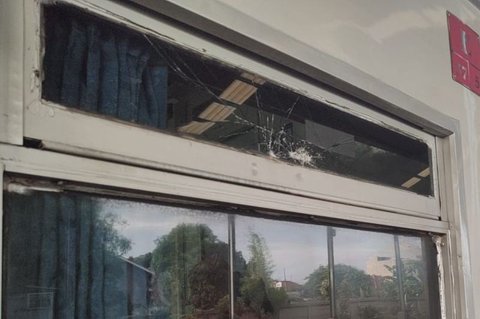 Tahukah Anda, Melempari Kereta Api Bisa Dipenjara 15 Tahun? KAI Jakarta Ingatkan Sanksi Berat