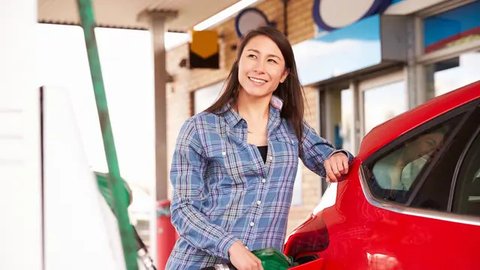 Fakta Sebenarnya soal Mobil Digoyangkan saat Isi Bensin