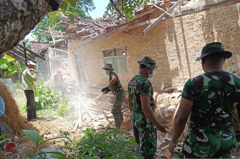 Tahukah Anda? Kodim Sumenep Terjunkan 40 Personel Bantu Perbaikan Pasca Gempa Pulau Sapudi