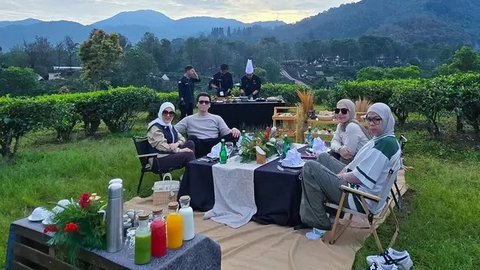 Deretan Potret Mewah Piknik Syahrini dan Reino Barack, Santap Sarapan di Kebun Teh