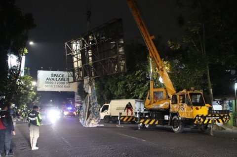 Fakta Unik: 7 Reklame Ilegal Sudah Dibongkar, Satpol PP Bandung Gencarkan Penertiban Reklame Ilegal