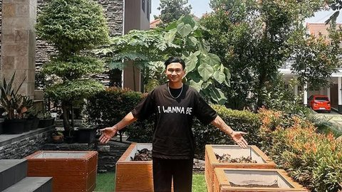 7 Potret Teras Rumah Anji, Asri dengan Kebun Sirih China di Halaman Depan