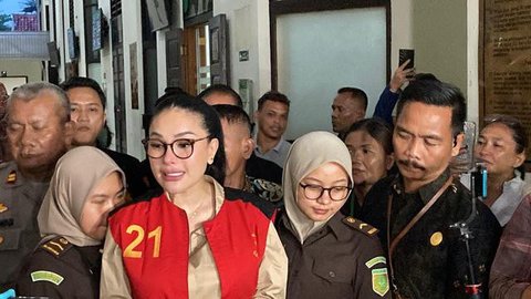 Tak Kuasa Tahan Air Mata, Nikita Mirzani Mohon Hakim Beri Putusan yang Adil