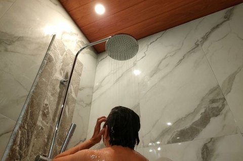 Tahukah Anda? Dokter Kulit Ungkap Dampak Sering Mandi Bisa Rusak Lapisan Pelindung Kulit