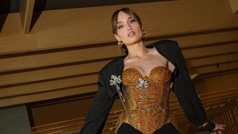 Gaya Cantik Cinta Laura Tampil Berbatik di ASEAN Inclusive Growth Summit 2025