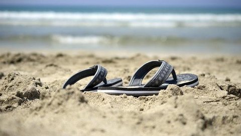 6 Model Sandal Jepit Pria yang Wajib Dibeli Saat Harbolnas 11.11