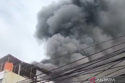 Kebakaran Hebat di Grogol Petamburan Berpotensi Meluas, Asap Membumbung Tinggi