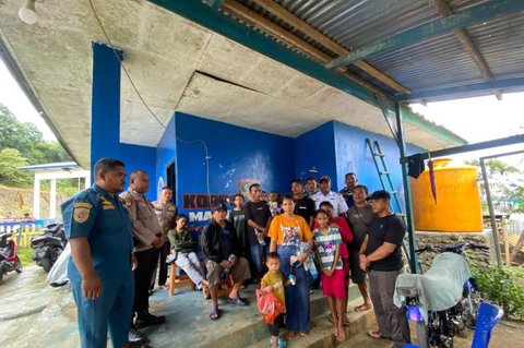 Polairud Maluku Utara Sigap Evakuasi 13 Penumpang Speedboat Mogok di Perairan Foli