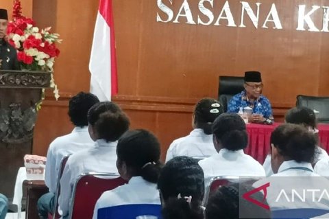 Bupati Biak Ajak Siswa SRMA 41 Biak Lanjutkan Perjuangan Pahlawan Lewat Pendidikan
