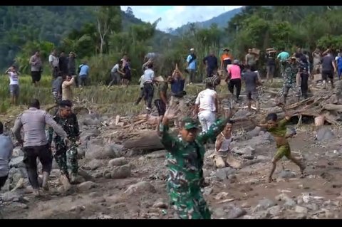 Bantuan Logistik Akhirnya Jangkau Kawasan Terisolasi Pining Gayo Lues Pasca Banjir Besar