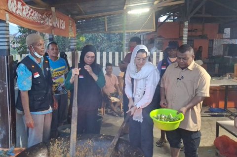 Pengungsi Beuringen Pidie Jaya Nikmati Kehangatan Kuah Beulangong Racikan Chef Benu Buloe