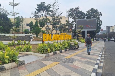 {{caption}}