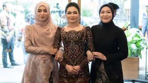 Cantik dan Anggun, Potret Lesti Kejora di Acara Pertunangan Rara LIDA dengan Kebaya Pastel