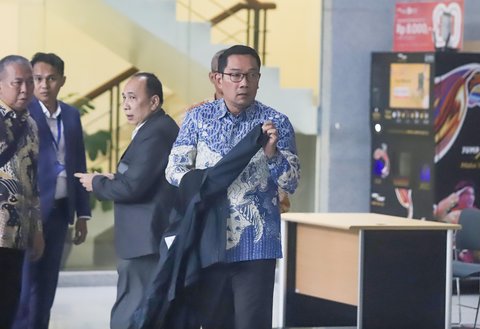 Ridwan Kamil diperiksa sebagai saksi dalam kapasitasnya semasa menjabat sebagai Gubernur Jawa Barat dalam kasus dugaan korupsi pengadaan iklan pada Bank Pembangunan Daerah Jawa Barat dan Banten atau Bank BJB periode 2021-2023. Tampak dalam foto, mantan Gubernur Jawa Barat Ridwan Kamil (kanan) bersiap meninggalkan Gedung Merah Putih Komisi Pemberantasan Korupsi (KPK), Jakarta, Selasa (2/12/2025). (merdeka.com/Arie Basuki)