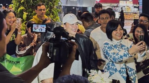 Kejutan Seru! Agnez Mo Sambut Penggemar Setibanya di Tanah Air