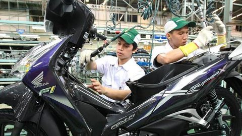 Penjualan sepeda motor di Indonesia mengalami peningkatan yang kecil.