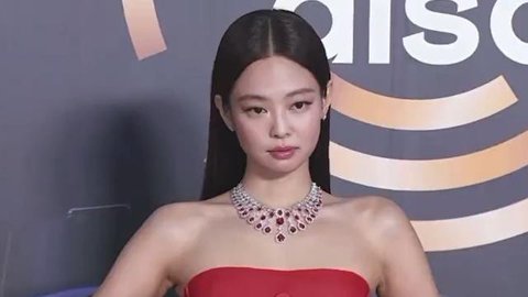 Kado Spesial Jennie BLACKPINK buat 50 Penari Latar: Kacamata Rayban Usai Raih 3 Piala di GDA