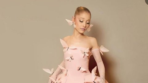 Bikin Geleng Kepala! Ini 9 Hadiah Paling Unik yang Pernah Diterima Selebriti