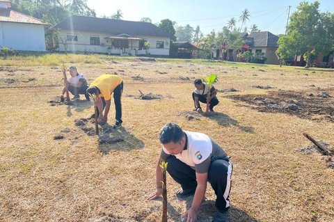 Polres Lingga Tanam Ratusan Bibit Pisang, Perkuat Ketahanan Pangan Nasional